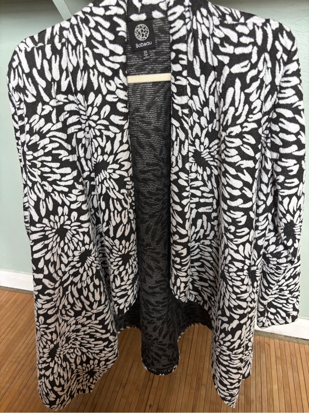 bobeau Black & White Floral-Print Open-Front Cardigan in 2X has 1 button closure
